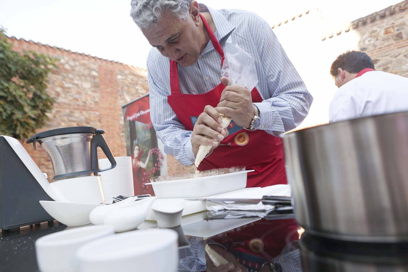 Fernando Romay cocina con cerezas del Jerte en Cáceres