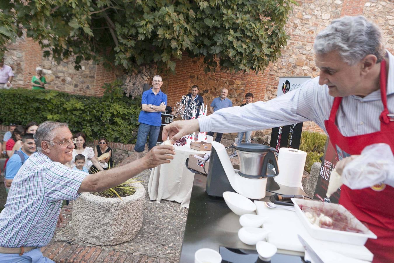 Fernando Romay cocina con cerezas del Jerte en Cáceres