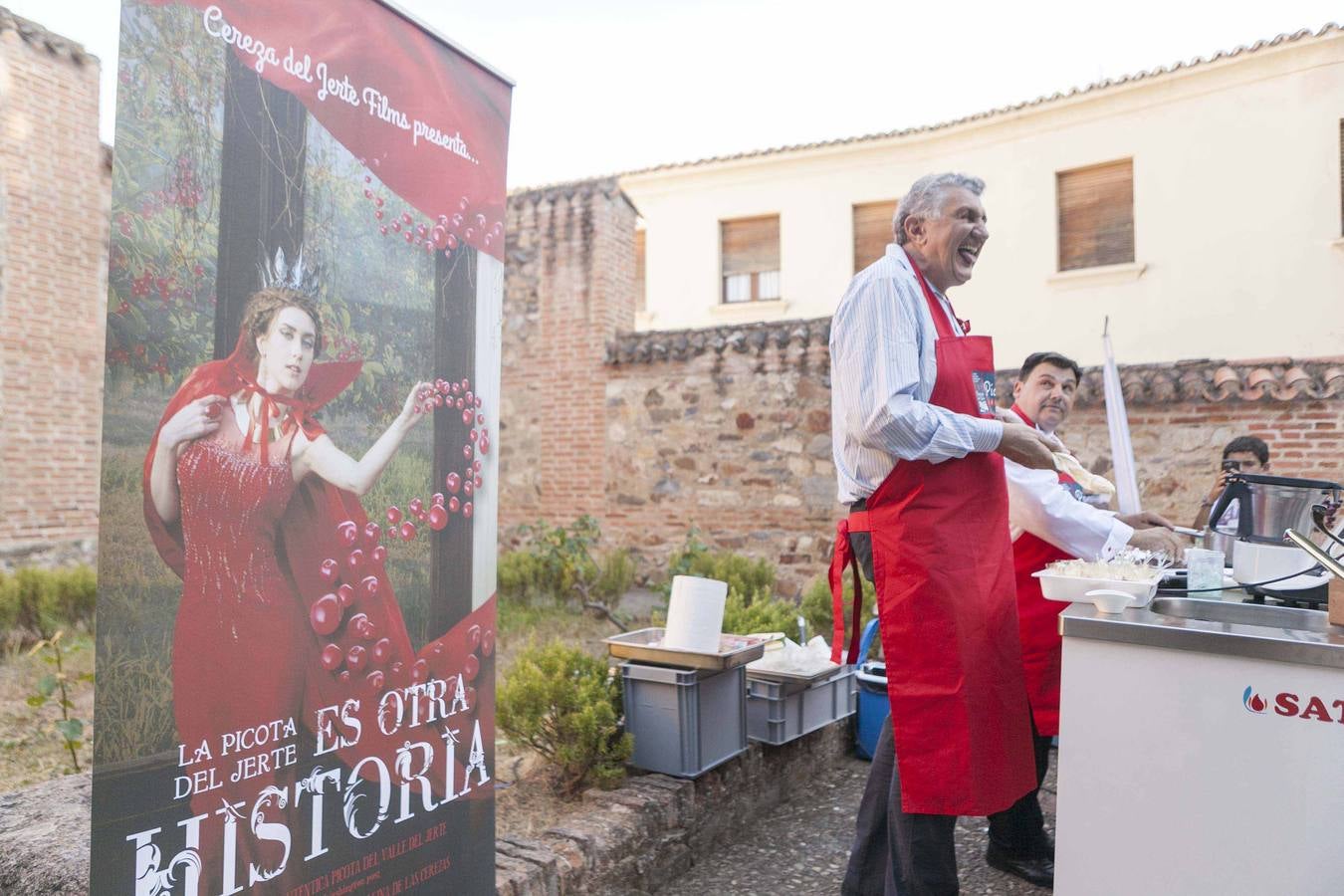 Fernando Romay cocina con cerezas del Jerte en Cáceres