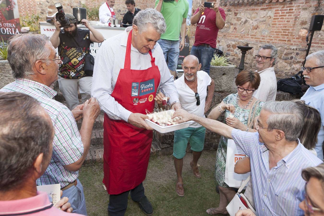 Fernando Romay cocina con cerezas del Jerte en Cáceres