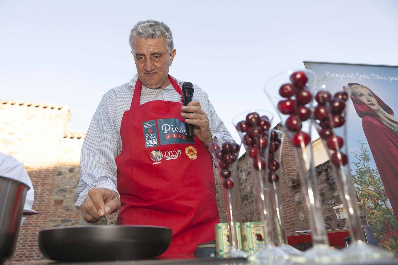 Fernando Romay cocina con cerezas del Jerte en Cáceres