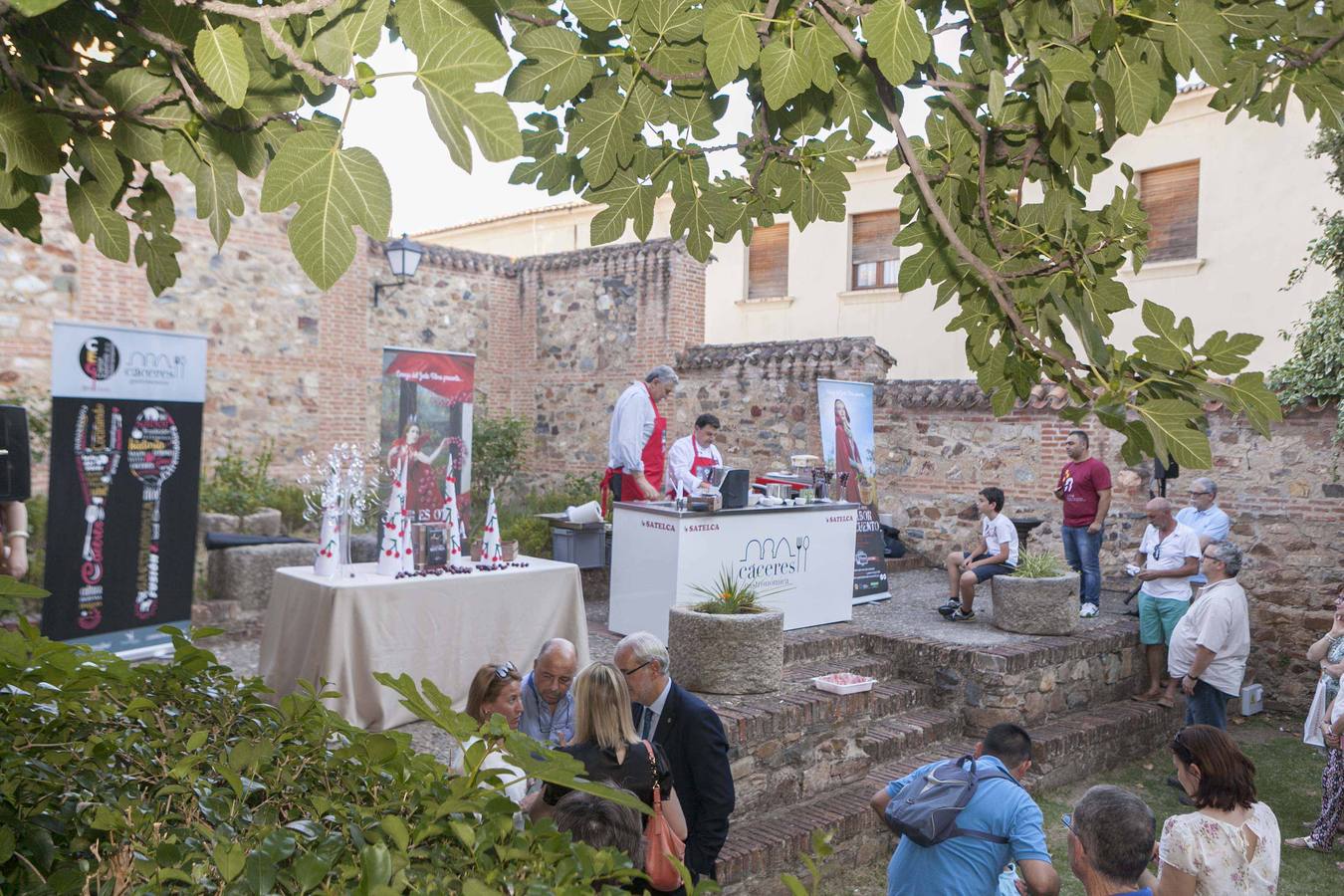 Fernando Romay cocina con cerezas del Jerte en Cáceres