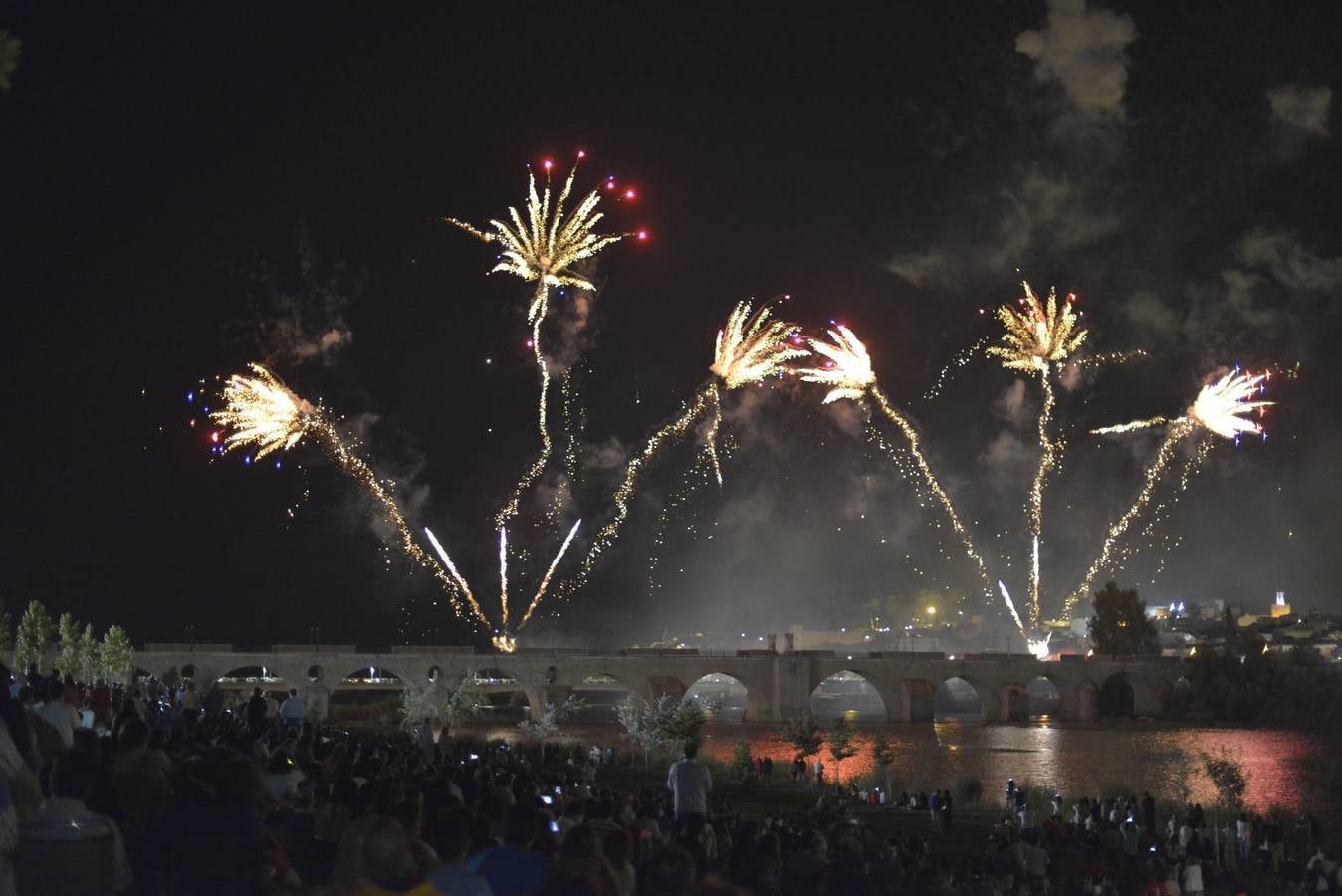 Martes, 23 de junio: En la noche de San Juan, miles de pacenses disfrutaron desde el nuevo parque de la margen derecha, del espectáculo que ofrecieron los fuegos artificiales lanzados desde el Puente de Palmas: J. V. Arnelas.