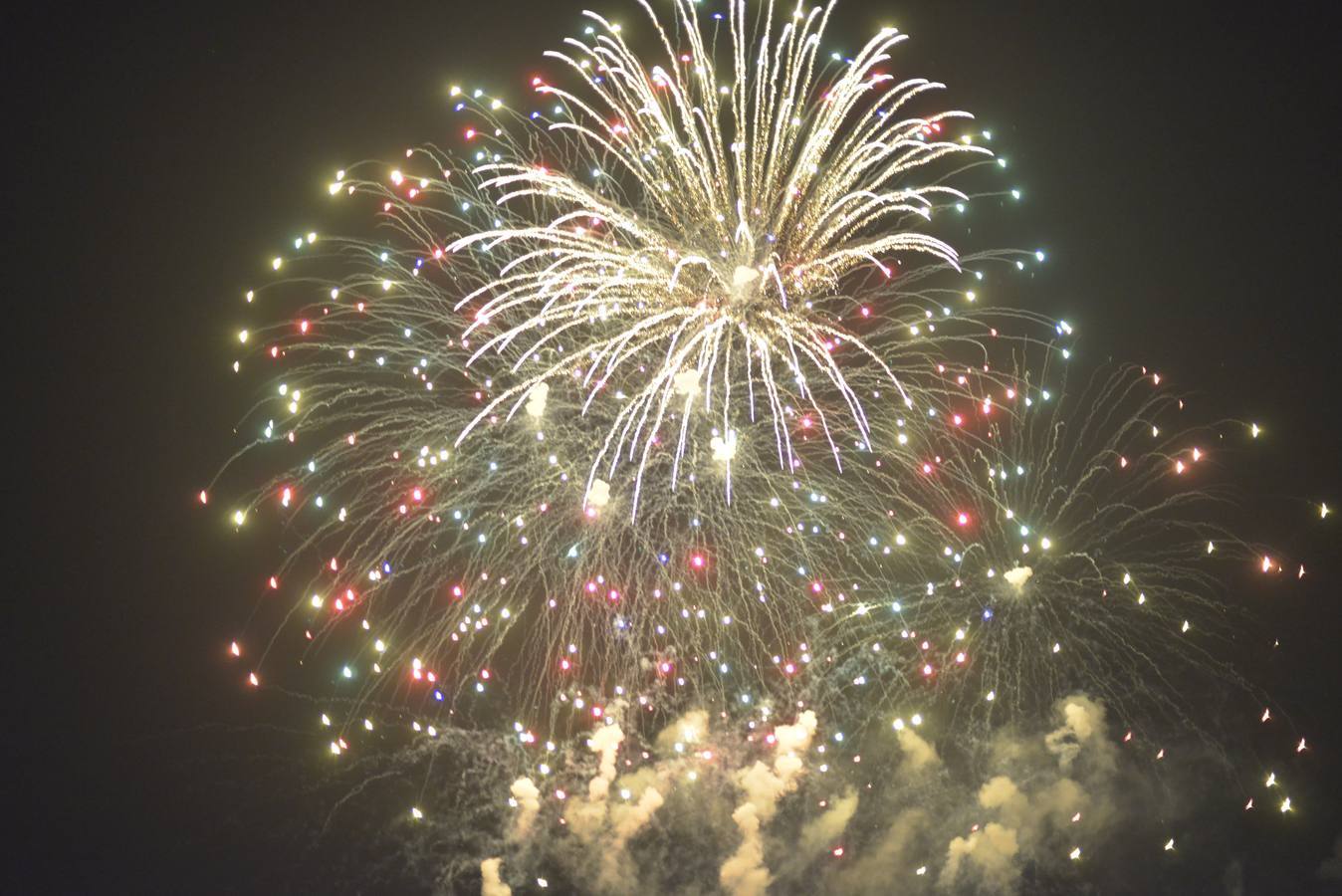 Martes, 23 de junio: En la noche de San Juan, miles de pacenses disfrutaron desde el nuevo parque de la margen derecha, del espectáculo que ofrecieron los fuegos artificiales lanzados desde el Puente de Palmas: J. V. Arnelas.