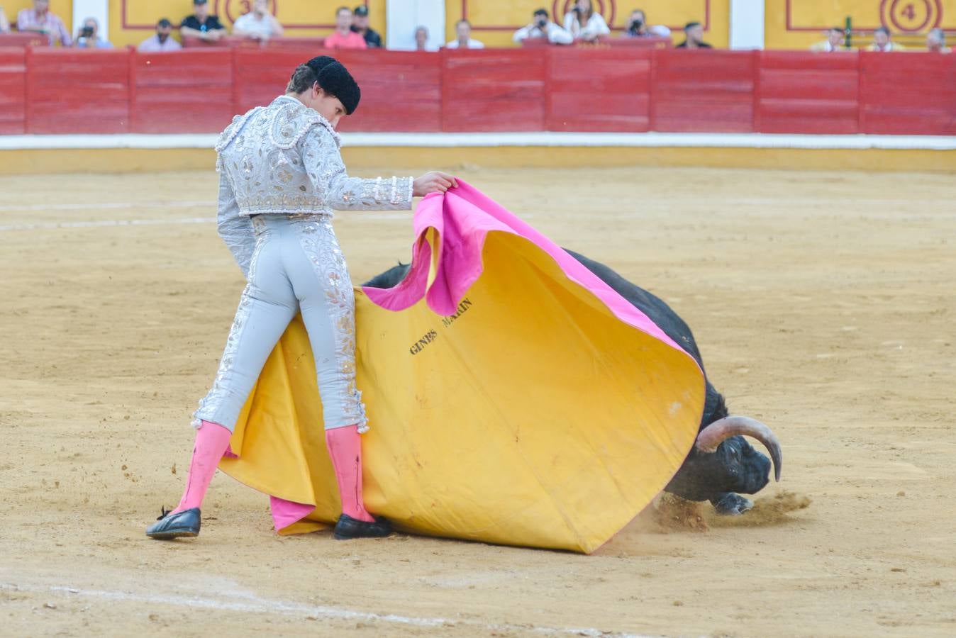 Orejas de peso en una difícil novillada de Fernando Peña en el coso de Pardaleras