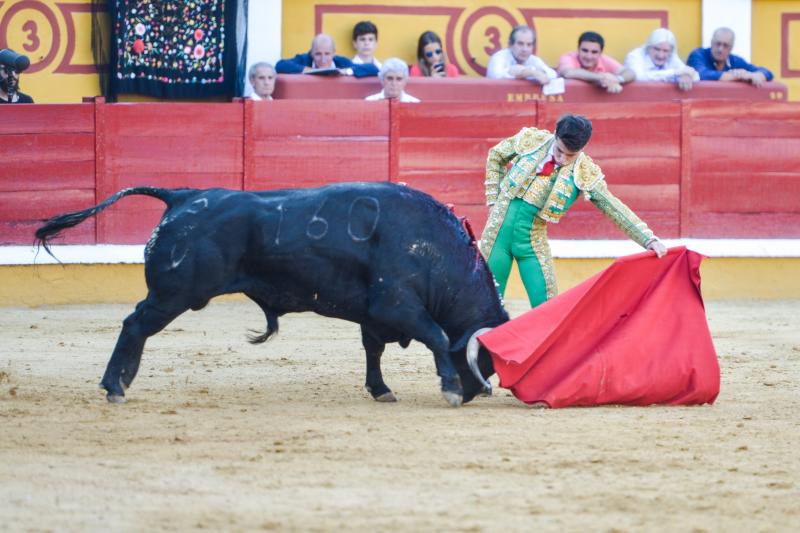 Orejas de peso en una difícil novillada de Fernando Peña en el coso de Pardaleras