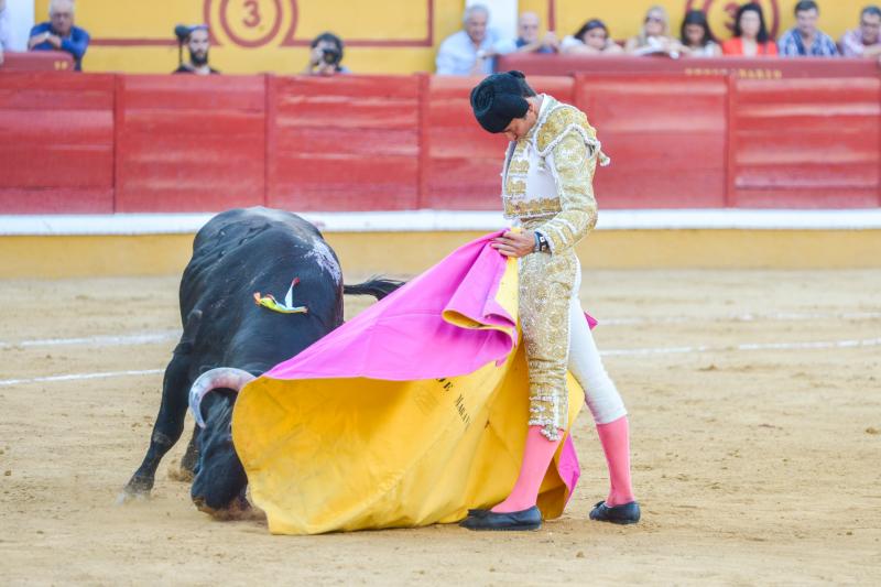 Orejas de peso en una difícil novillada de Fernando Peña en el coso de Pardaleras