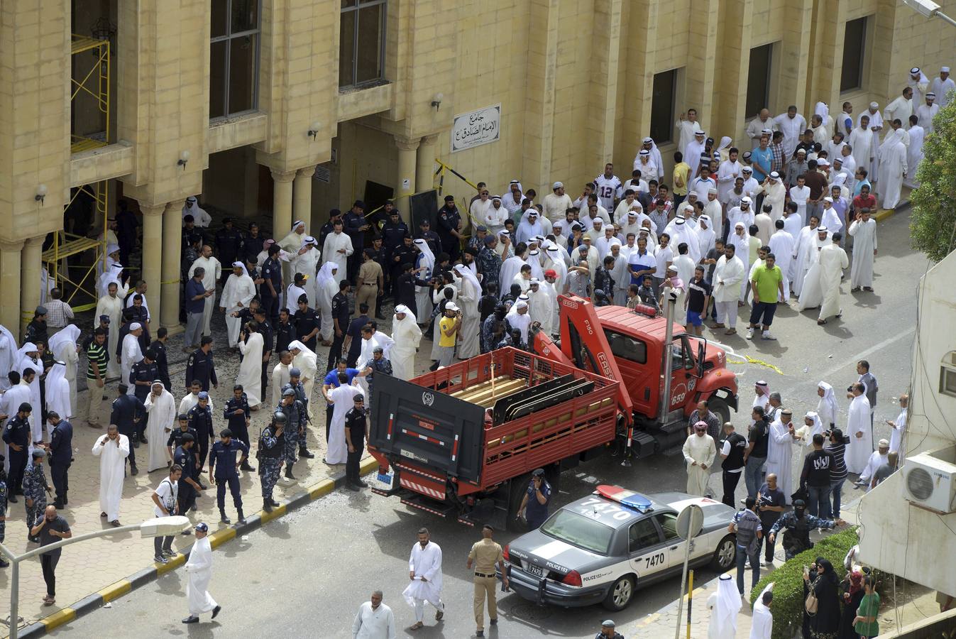 Viernes, 26 de junio: Tunez, Kuwait y Lyon sufren atentados provocados por yihadistas, causando decenas de muertos, incluido uno por decapitación. Fotografías: Agencias.