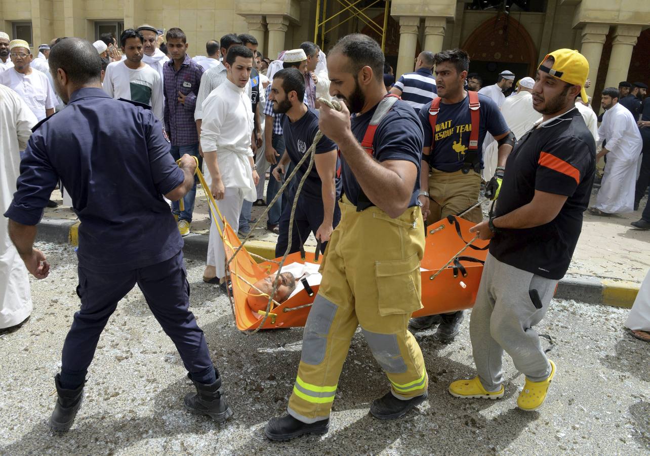 Viernes, 26 de junio: Tunez, Kuwait y Lyon sufren atentados provocados por yihadistas, causando decenas de muertos, incluido uno por decapitación. Fotografías: Agencias.