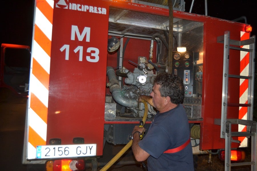 Un incendio obliga a cortar la pista que une Arroyo de San Serván con Calamonte