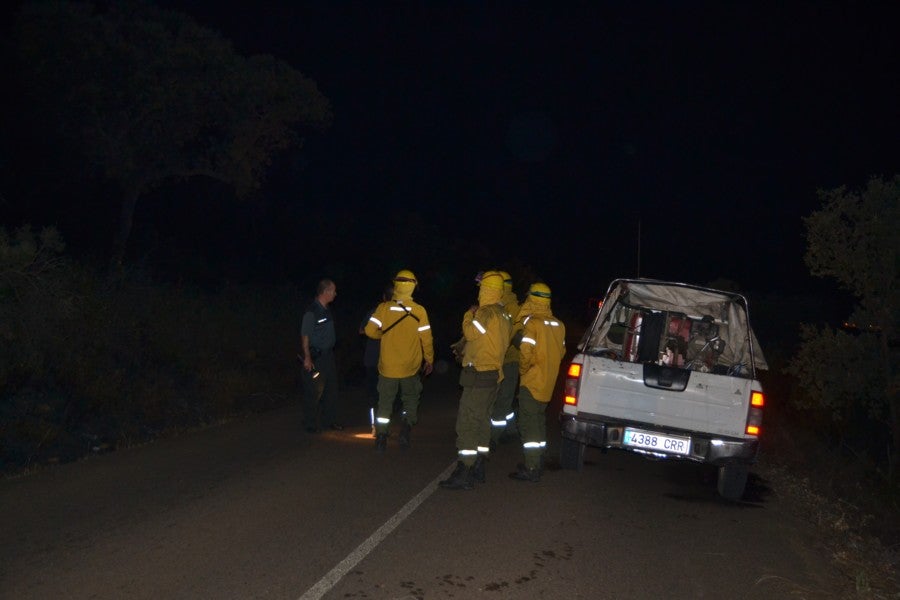 Un incendio obliga a cortar la pista que une Arroyo de San Serván con Calamonte