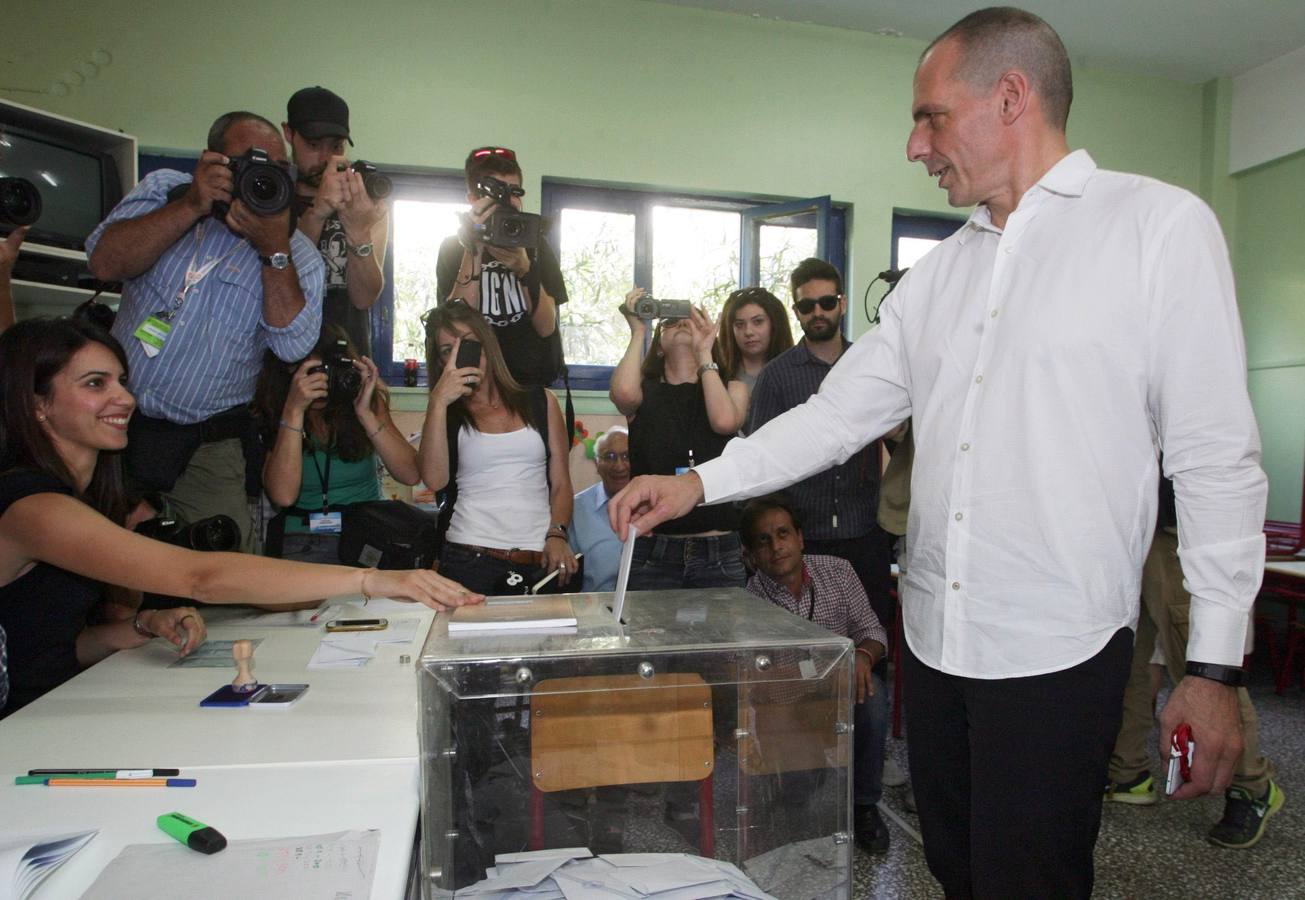 El ministro de Finanzas griego, Yanis Varoufakis, también acudió a votar durante la mañana.