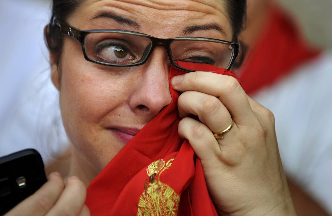 Martes, 7 de julio: La ganadería de Jandilla se ceba con los estadounidenses en el primer encierro de los San Fermines. Fotografías: Agencias.