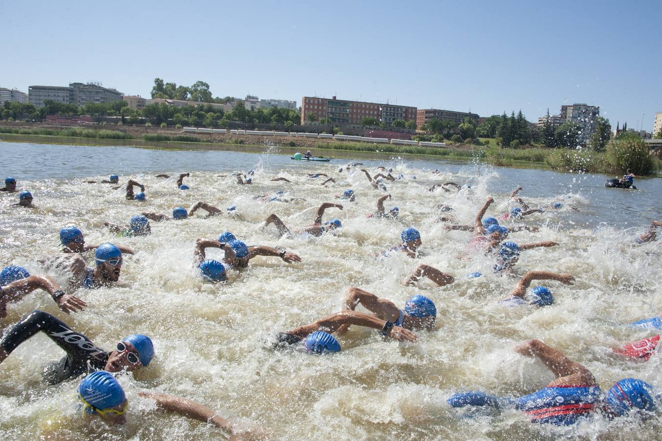 Domingo, 12 de julio: La capital pacense acogió el XII Triatlón 'Puerta Palmas'. 180 triatletas compitieron por tierra, sobre dos ruedas y en el Guadiana. Fotografía: Pakopí