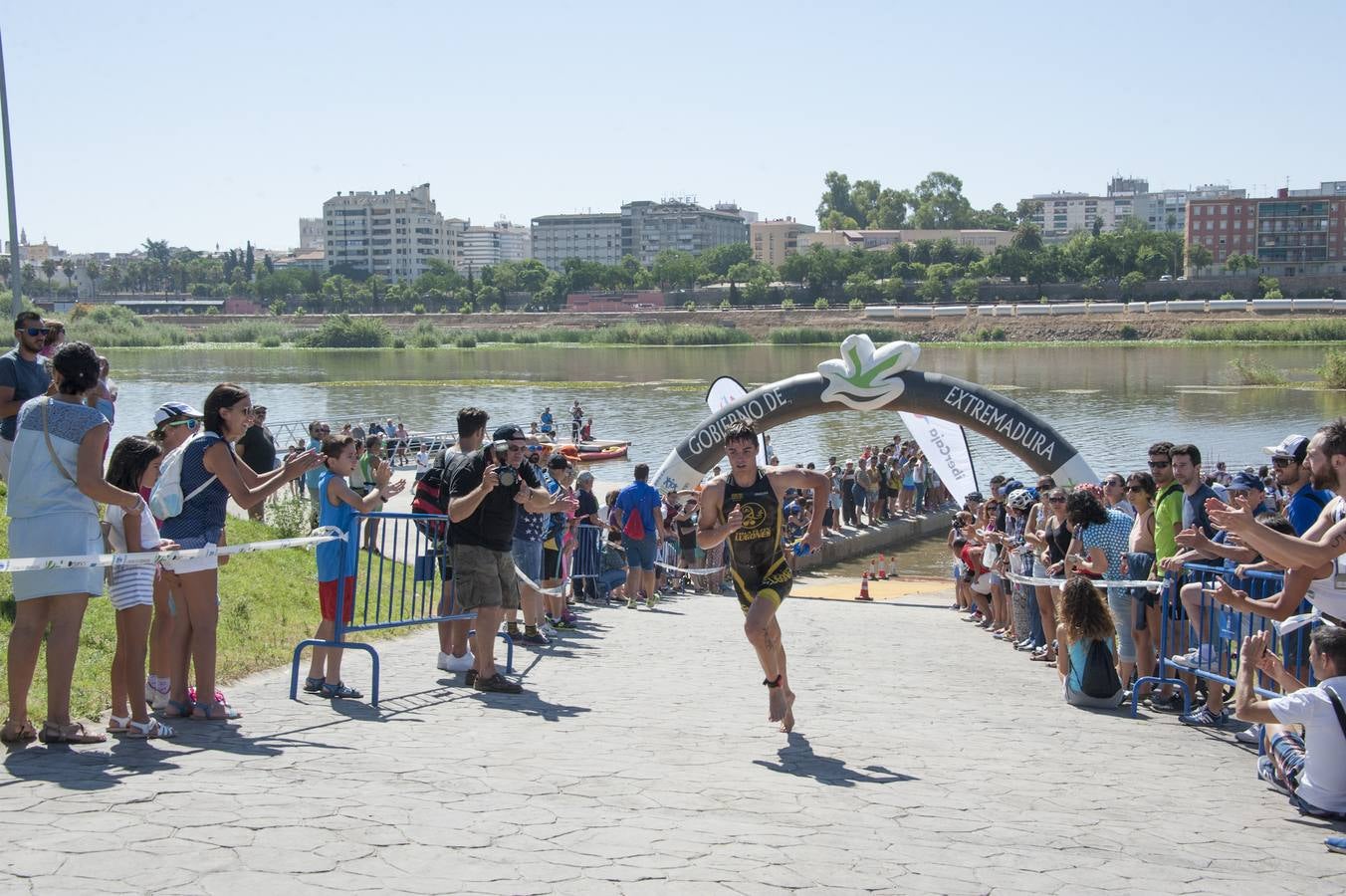 Domingo, 12 de julio: La capital pacense acogió el XII Triatlón 'Puerta Palmas'. 180 triatletas compitieron por tierra, sobre dos ruedas y en el Guadiana. Fotografía: Pakopí