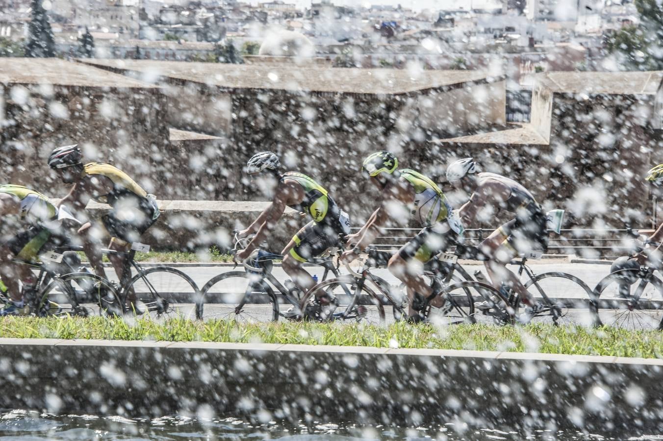 Domingo, 12 de julio: La capital pacense acogió el XII Triatlón 'Puerta Palmas'. 180 triatletas compitieron por tierra, sobre dos ruedas y en el Guadiana. Fotografía: Pakopí