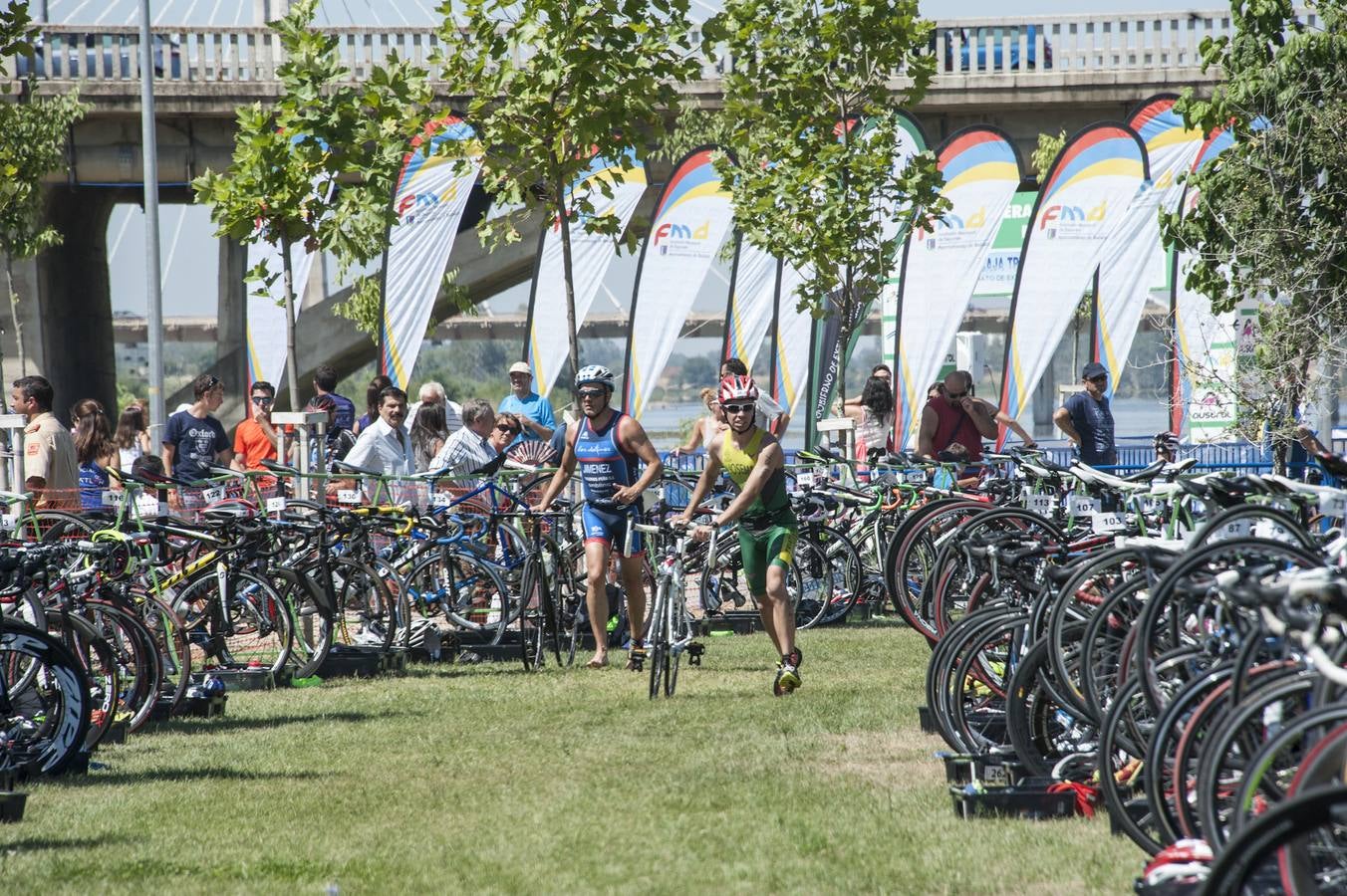 Domingo, 12 de julio: La capital pacense acogió el XII Triatlón 'Puerta Palmas'. 180 triatletas compitieron por tierra, sobre dos ruedas y en el Guadiana. Fotografía: Pakopí