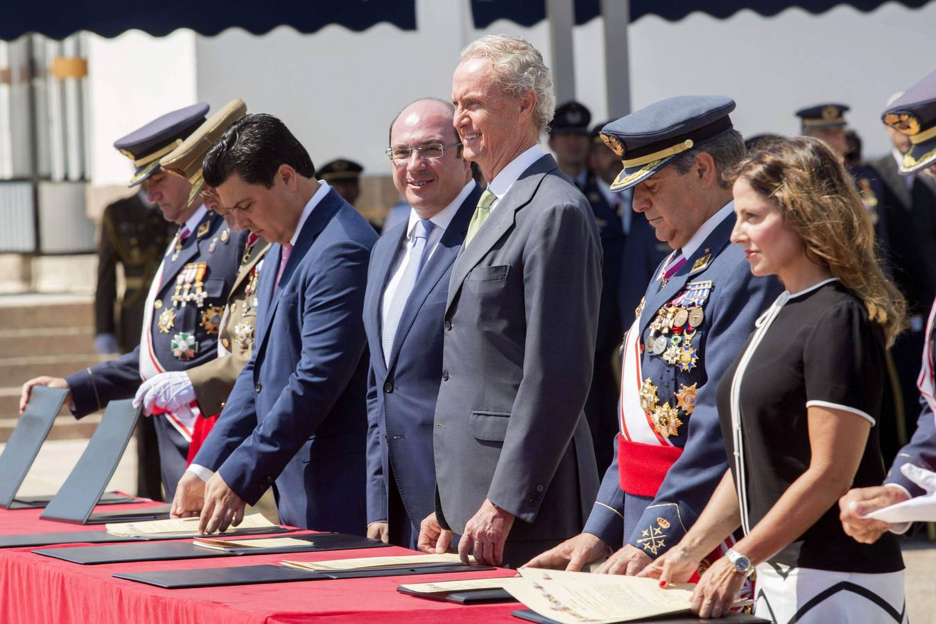 Los reyes presiden la entrega de despachos a los nuevos tenientes del Aire.