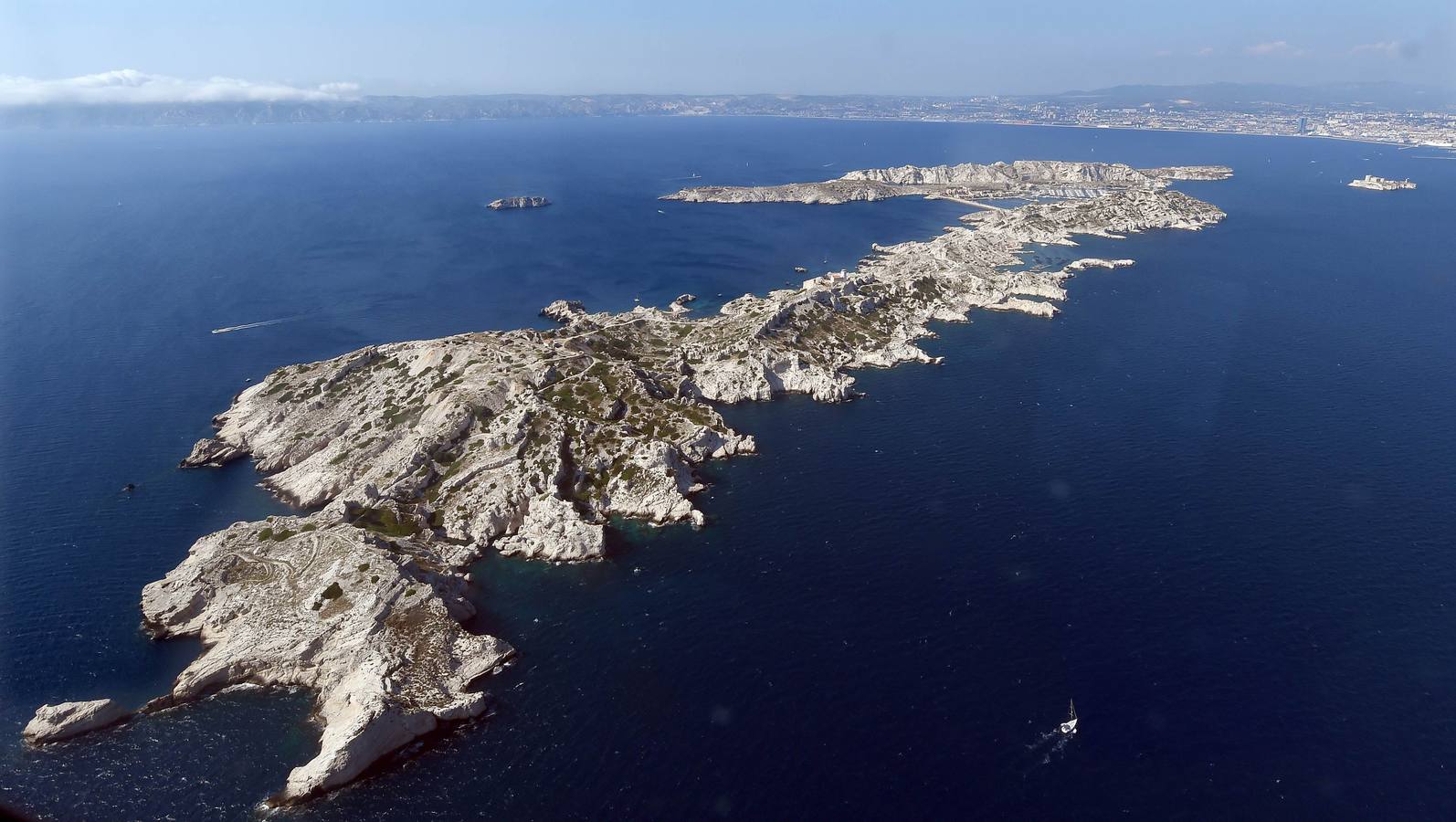 Una vista aérea de las islas Frioul en el  Mediterráneo, cerca de Marsella
