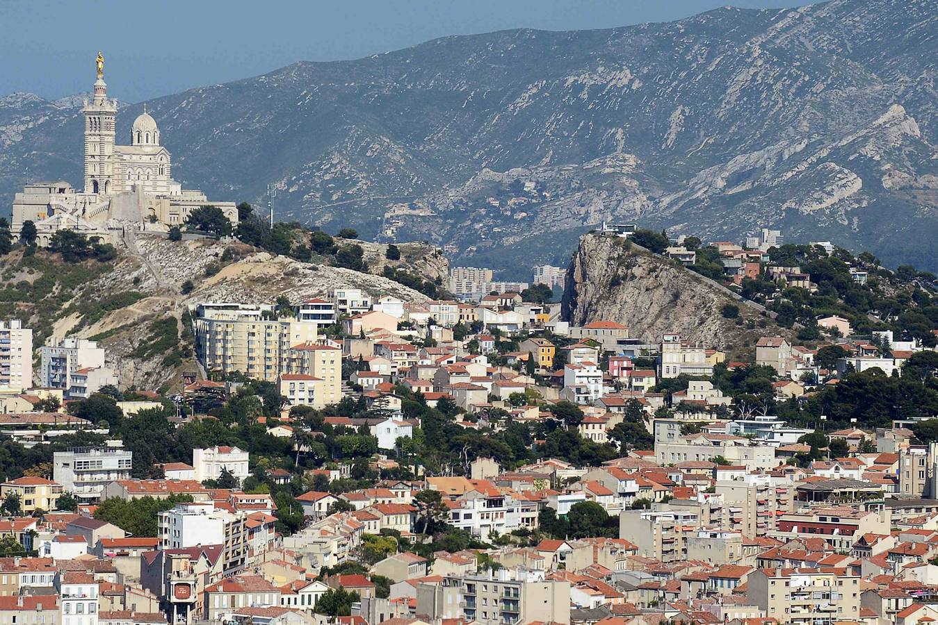 Una vista aérea de la basíloca de Notre-Dame de la Garde y de los edificios de apartamentos residenciales