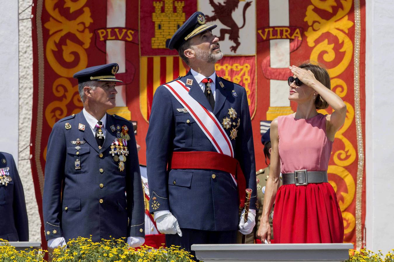 Martes, 14 de julio: Los reyes de España Don Felipe y Doña Letizia, el ministro de defensa Pedro Morenes, estuvieron en el acto de entrega de los despachos a los nuevos oficiales del Ejército del Aire en San Javier (Murcia). Fotografía: Marcial Guillén