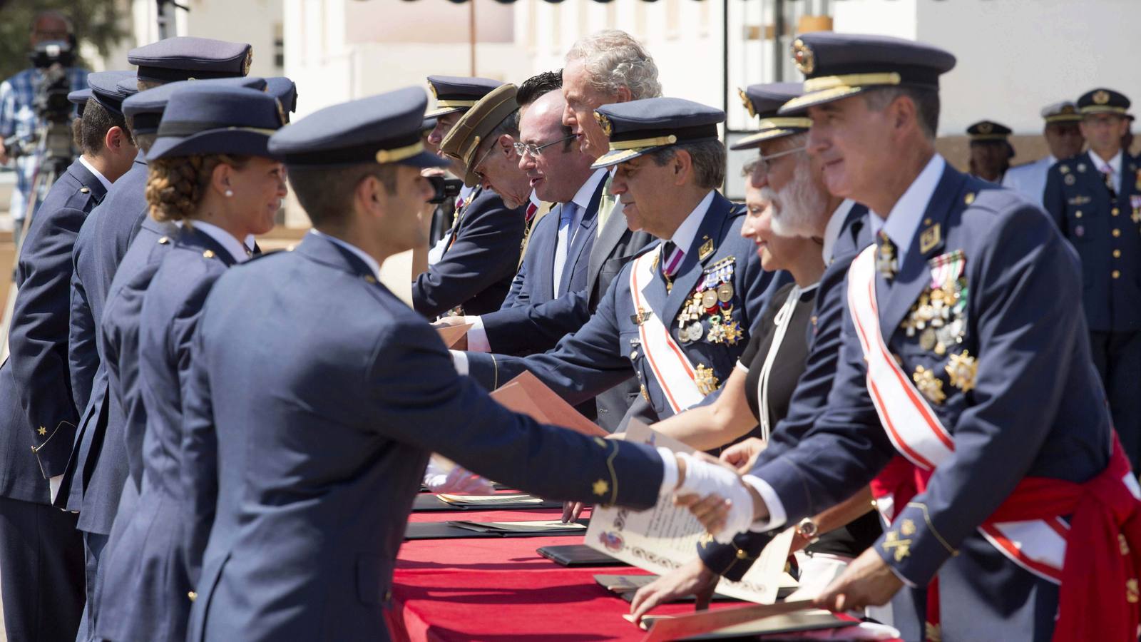 Martes, 14 de julio: Los reyes de España Don Felipe y Doña Letizia, el ministro de defensa Pedro Morenes, estuvieron en el acto de entrega de los despachos a los nuevos oficiales del Ejército del Aire en San Javier (Murcia). Fotografía: Marcial Guillén