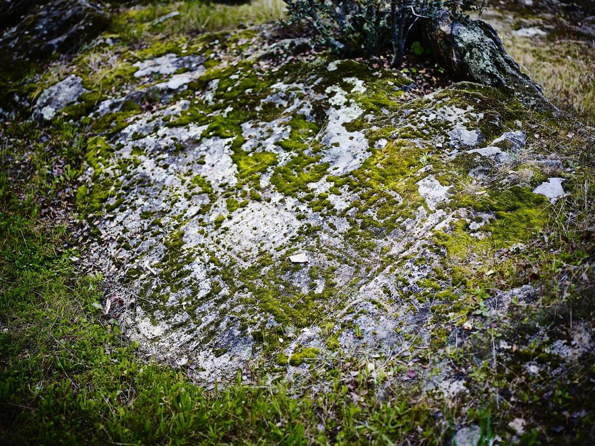Alquerques grabados en la roca