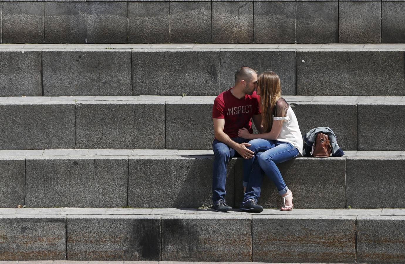 Una pareja compartir un beso en la Plaza de la Independencia en Kiev