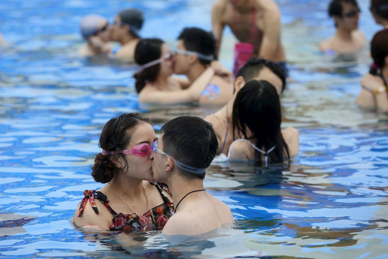 Parejas se besan en una piscina durante un concurso de besos en Shanghai.