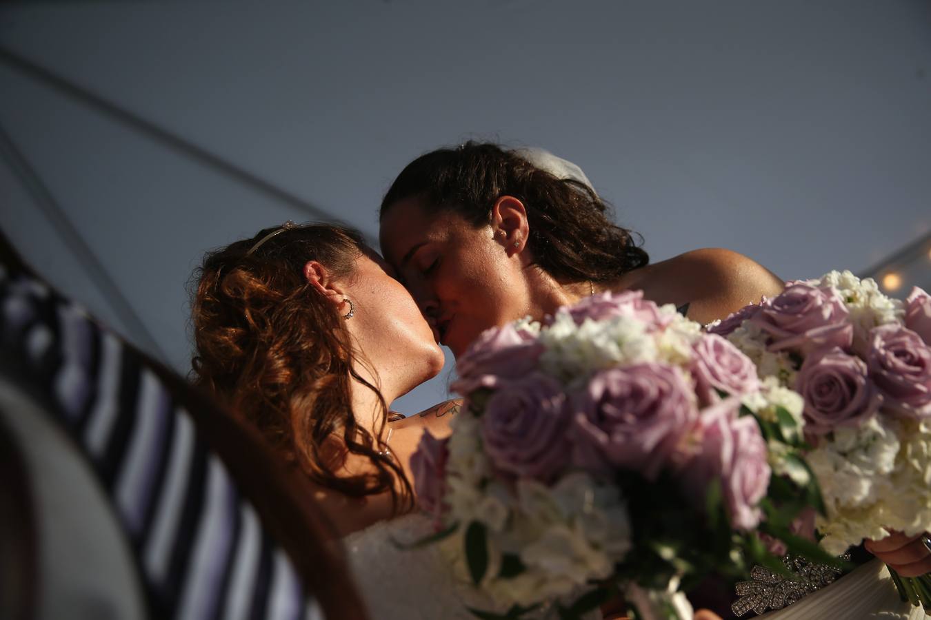 Elissa Adams, de 32 años, y Meagan Martin, de 30, se besan después de su ceremonia de boda.