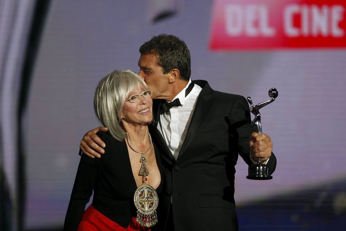 El actor y director español Antonio Banderas besa la actriz puertorriqueña Rita Moreno después de que ella le entregara el Premio Platino de Honor por su trayectoria durante el segundo Premio Platino Ibero-American Film Awards en Marbella.