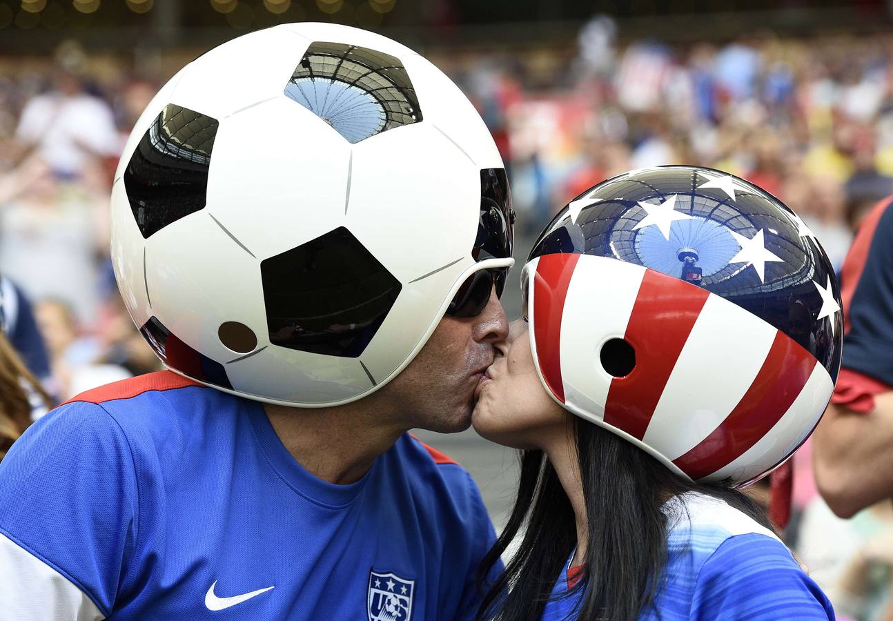 Los aficionados se besan duranteel partido de fútbol de la final entre EE.UU y Japón de la Copa Mundial Femenina de la FIFA 2015 en el Estadio BC Place en Vancouver