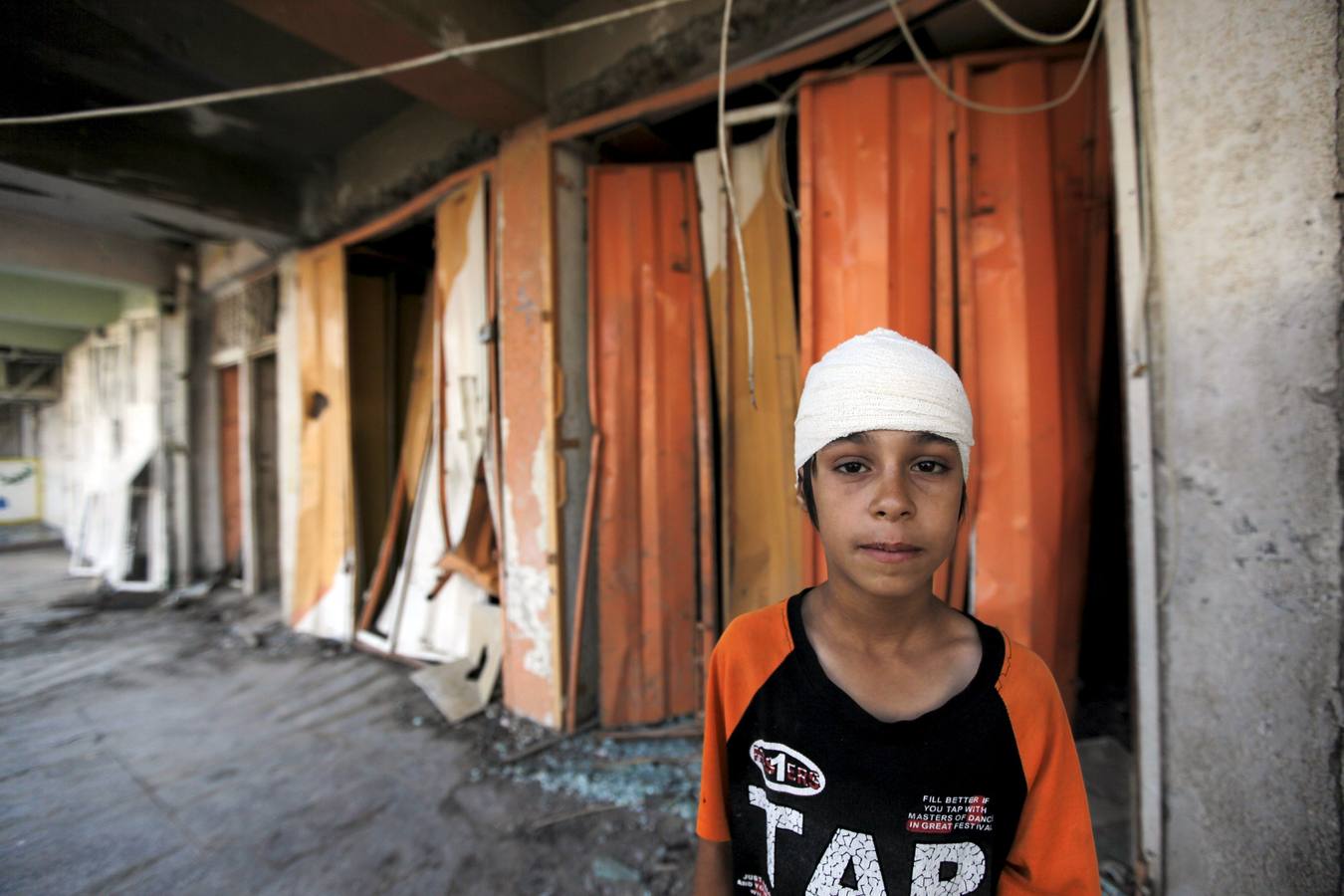 Limpieza del lugar de la explosión del coche bomba en Bagdad