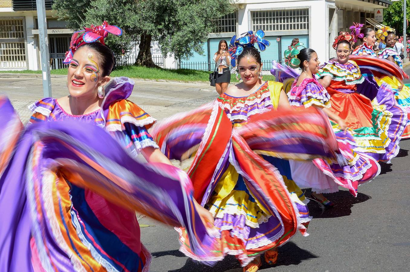 Jueves, 23 de julio: Tradicional desfile de los grupos participantes en el XXXVI Festival Folklórico Internacional de Extremadura de Badajoz. Fotografías: Casimiro Moreno