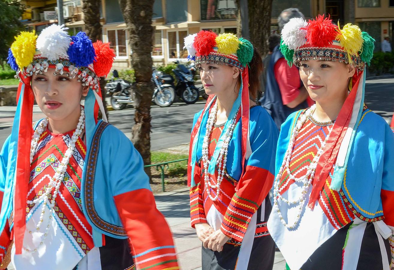 Jueves, 23 de julio: Tradicional desfile de los grupos participantes en el XXXVI Festival Folklórico Internacional de Extremadura de Badajoz. Fotografías: Casimiro Moreno