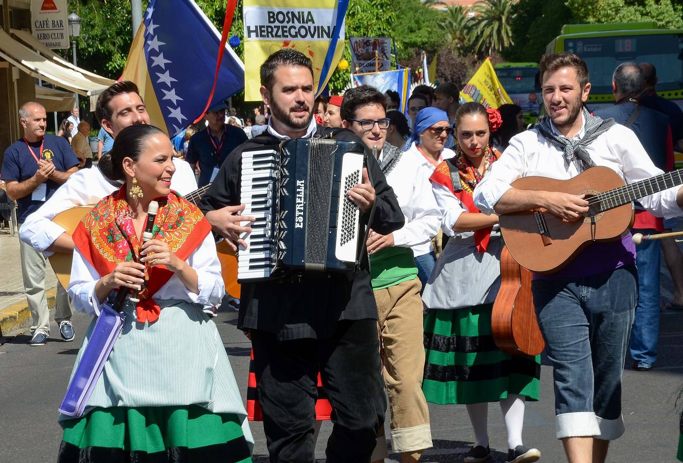 Jueves, 23 de julio: Tradicional desfile de los grupos participantes en el XXXVI Festival Folklórico Internacional de Extremadura de Badajoz. Fotografías: Casimiro Moreno