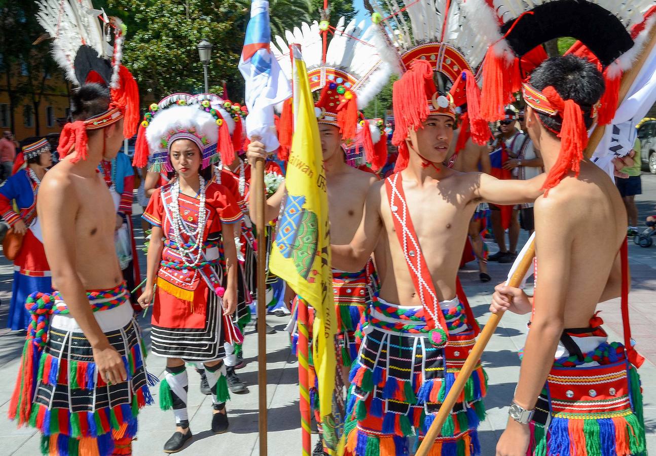 Jueves, 23 de julio: Tradicional desfile de los grupos participantes en el XXXVI Festival Folklórico Internacional de Extremadura de Badajoz. Fotografías: Casimiro Moreno