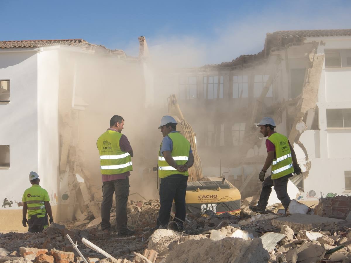 Lunes, 20 de julio. Vecinos de Pardaleras se acercaron a la calle Cordero para despedirse de uno de los edificios más emblemáticos para este barrio, su colegio de toda la vida, el Nuestra Señora de Bótoa. El inmueble ha sido demolido para dejar espacio a la nueva sede, que ha sido construida a solo unos metros, junto a la avenida Antonio Cuéllar Grajera. Fotografías: Pakopí
