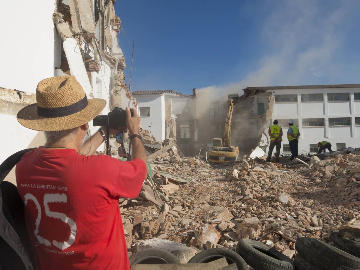 Lunes, 20 de julio. Vecinos de Pardaleras se acercaron a la calle Cordero para despedirse de uno de los edificios más emblemáticos para este barrio, su colegio de toda la vida, el Nuestra Señora de Bótoa. El inmueble ha sido demolido para dejar espacio a la nueva sede, que ha sido construida a solo unos metros, junto a la avenida Antonio Cuéllar Grajera. Fotografías: Pakopí