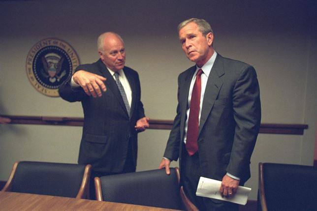 El presidente George W. Bush y el vicepresidente Dick Cheney, en la sala de Emergencias del Presidente de EE UU