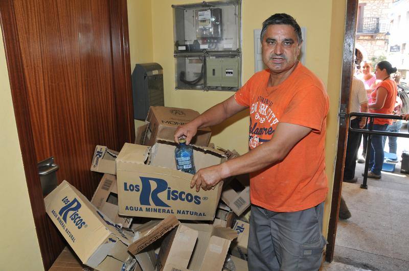 Javier Jacino, empleado municipal encargado de repartir en Acebo, donde no se puede beber el agua de grifo,  el agua donada por benefactores de Moraleja