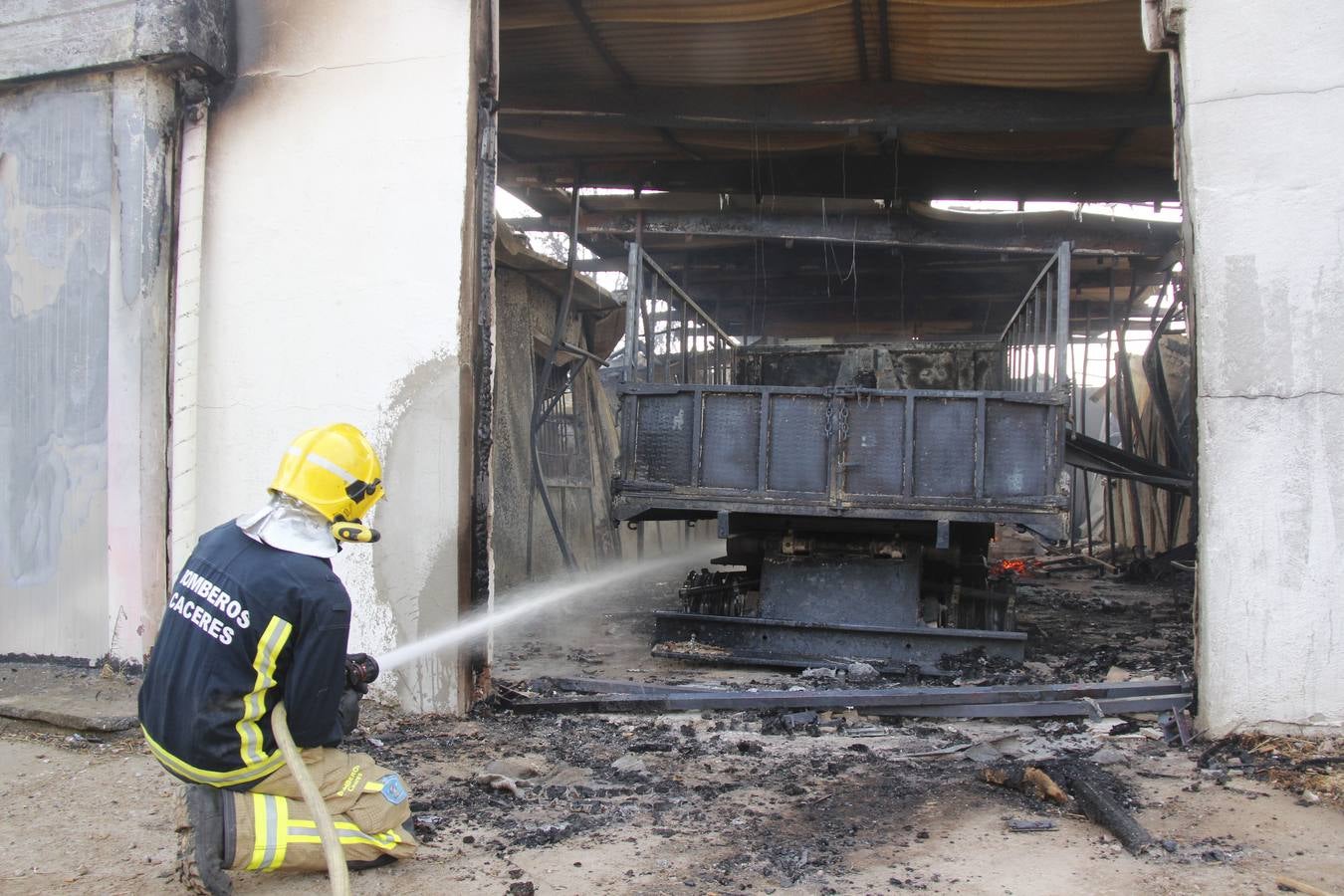 Un incendio arrasa la escuela taller municipal en la Ribera del Marco