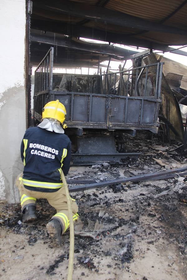 Un incendio arrasa la escuela taller municipal en la Ribera del Marco