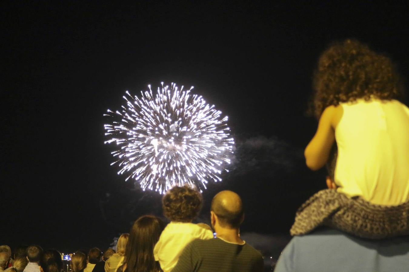 Domingo, 6 de septiembre: Los fuegos artificiales clausuraron la Feria de Mérida. Fotografía: JM Romero