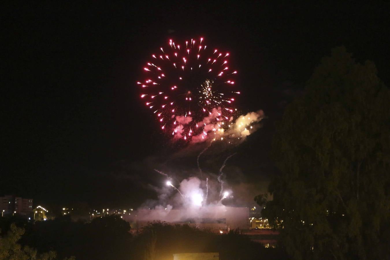 Domingo, 6 de septiembre: Los fuegos artificiales clausuraron la Feria de Mérida. Fotografía: JM Romero