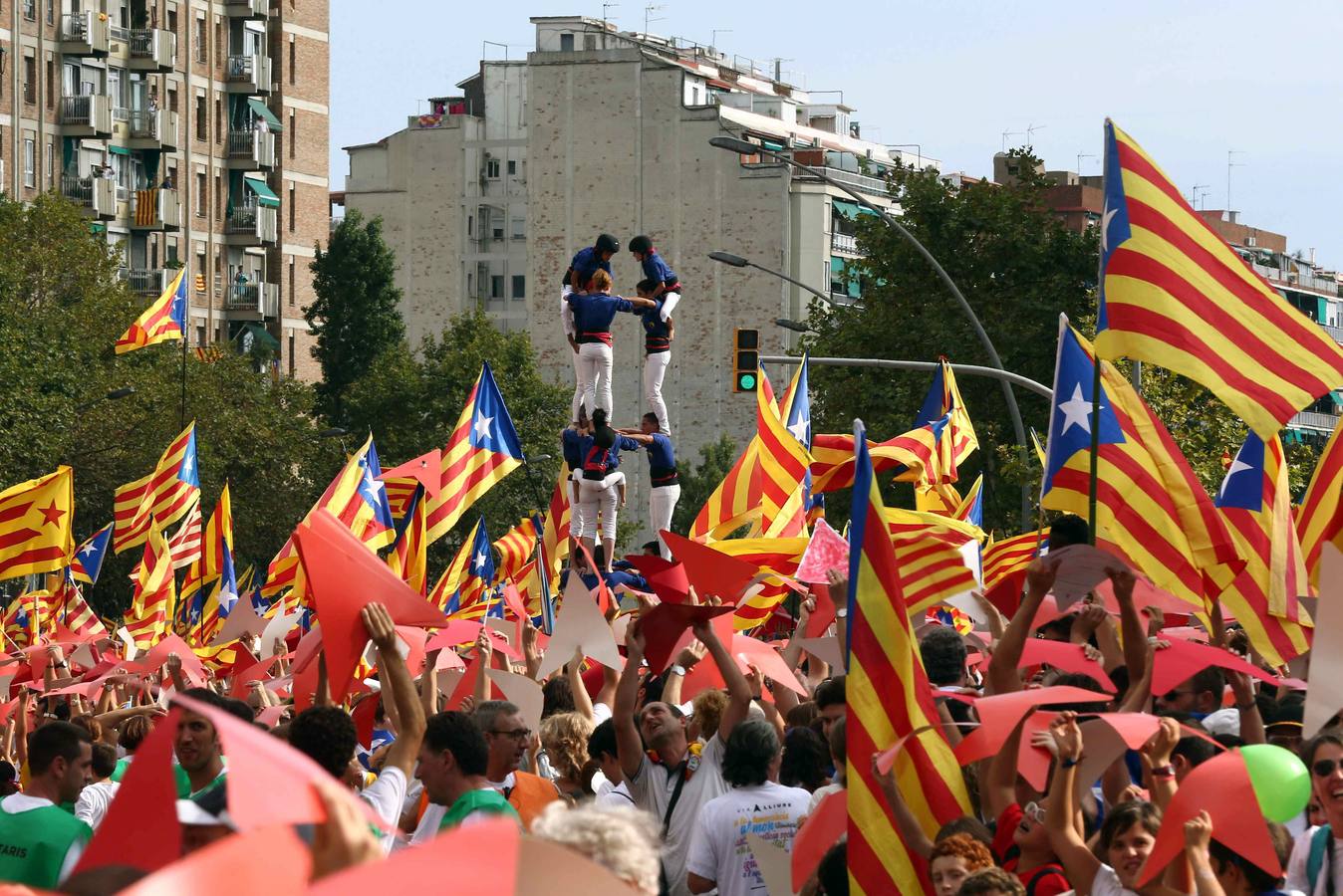 La tradición no falta en la Diada. Una colla castellera levanta un castillo en la Meridiana de Barcelona donde se celebra la manifestación con motivo de la Diada.