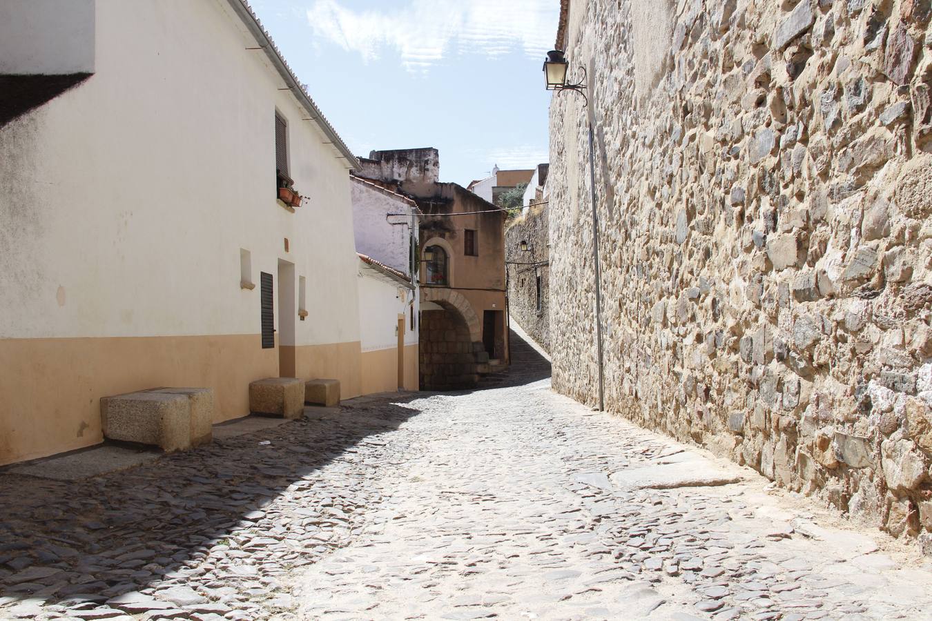 Se creará una acera en el Adarve del Cristo y Obras Pías de Roco