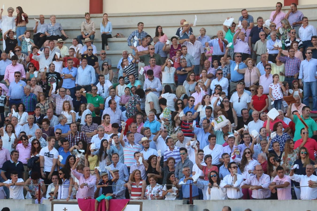 Perera y Garrido salen a hombros en Don Benito tras cortar seis orejas