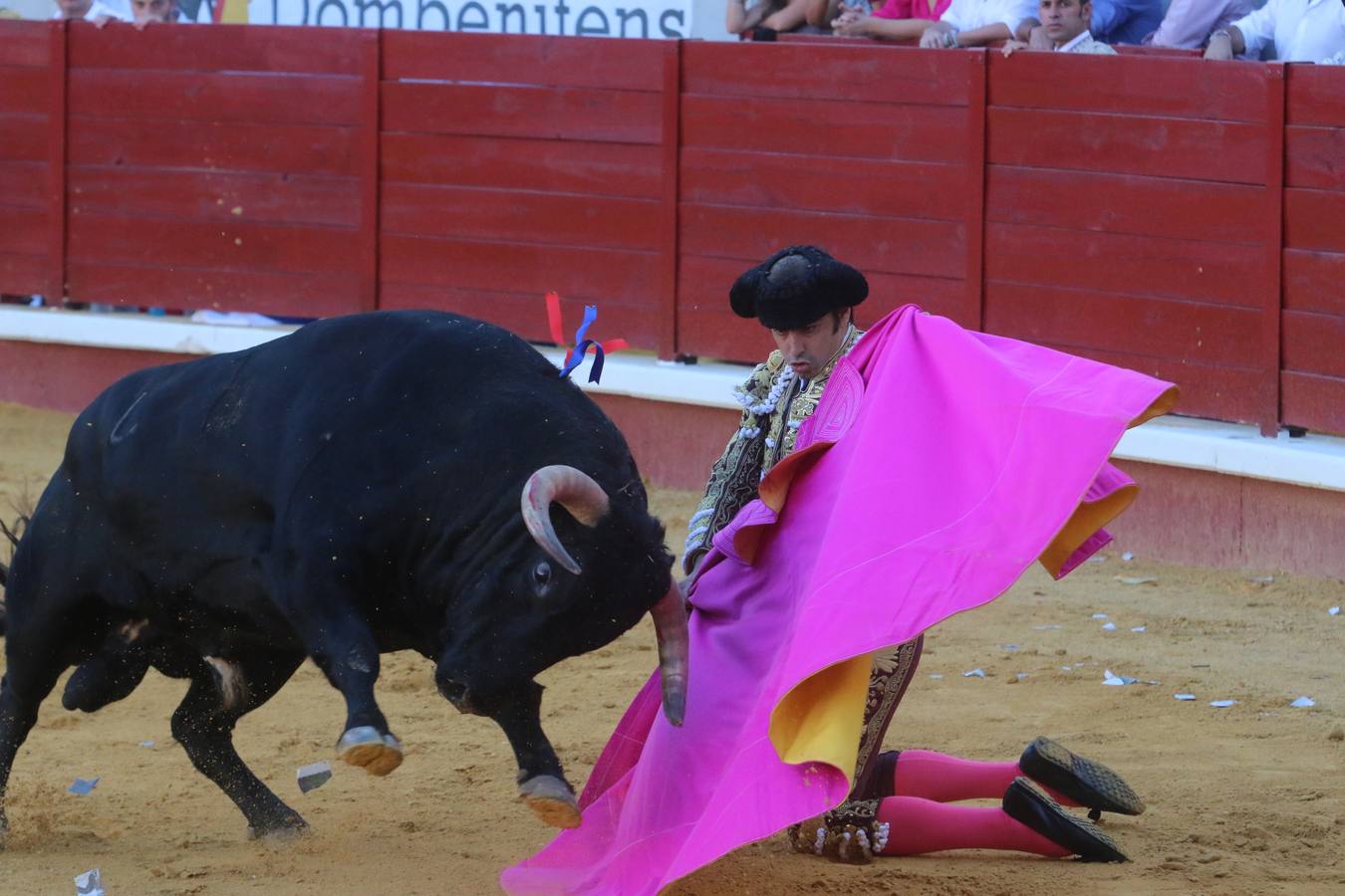 Perera y Garrido salen a hombros en Don Benito tras cortar seis orejas