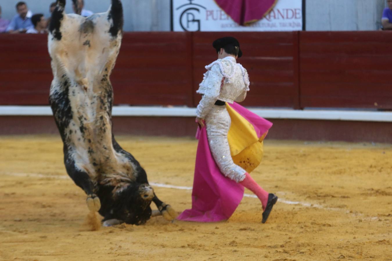 Perera y Garrido salen a hombros en Don Benito tras cortar seis orejas